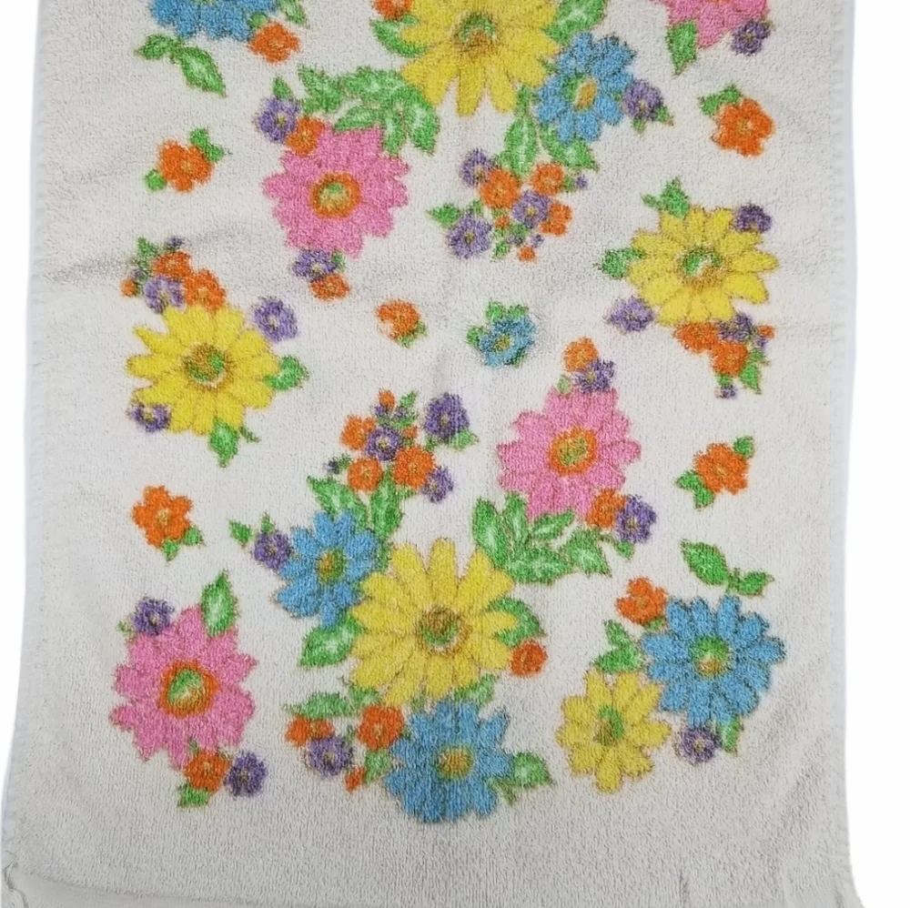 Vintage 1971 Cannon Monticello Daisy Delight cream floral cotton towels